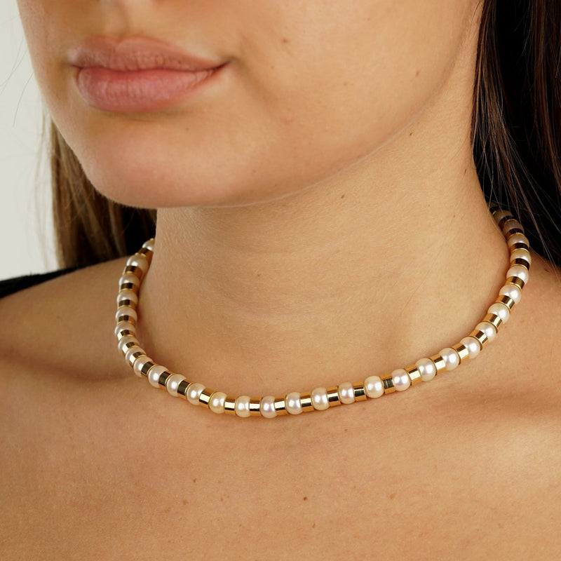 A FAUX PEARL NECKLACE AND A CAMELLIA BROOCH